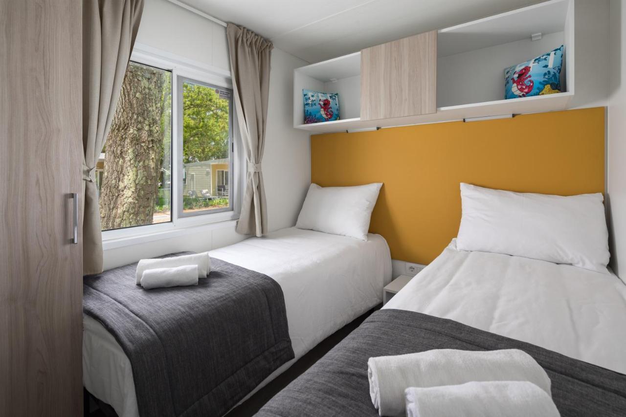 Casa Mobile Familiare Premium con Vista Piscina (4 Adulti + 1 Bambino)