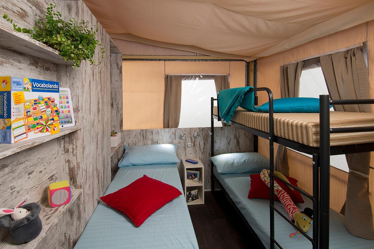 Tenda Familiare con 2 Camere da Letto e Terrazza